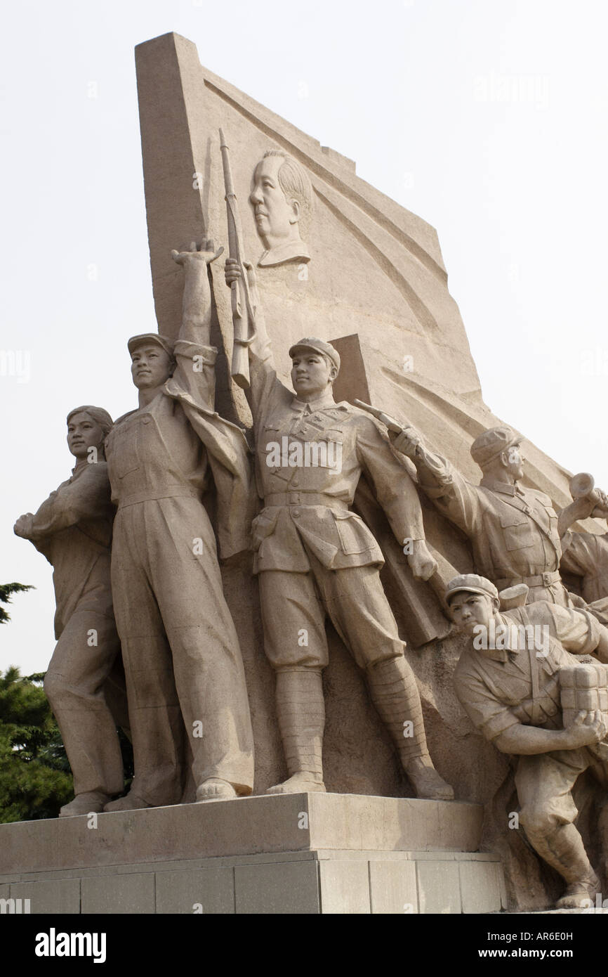 Questa statua di soldati, marinai e il popolo cinese è la piazza Tianammenthe monumento e sorge nella parte anteriore di Mao mausoleo. Foto Stock