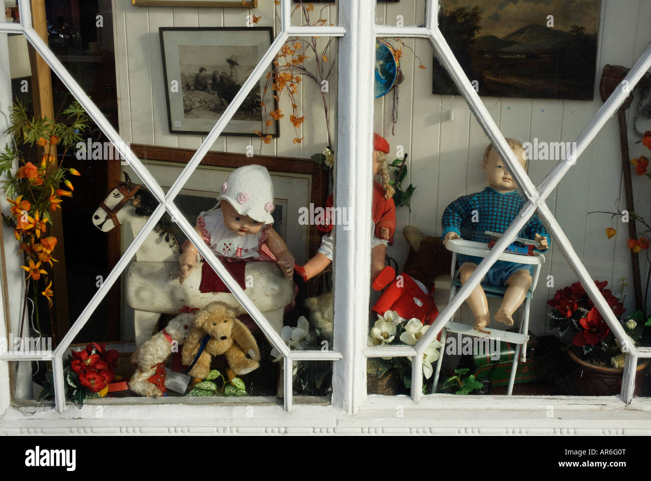 Negozio di antiquariato finestra con bambole Foto Stock