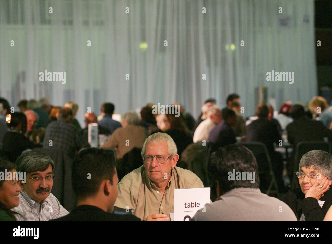 Un residente locale ascolta una discussione su questioni locali all aperto giorno di bilancio dove 300 residenti discutere le politiche locali. Foto Stock