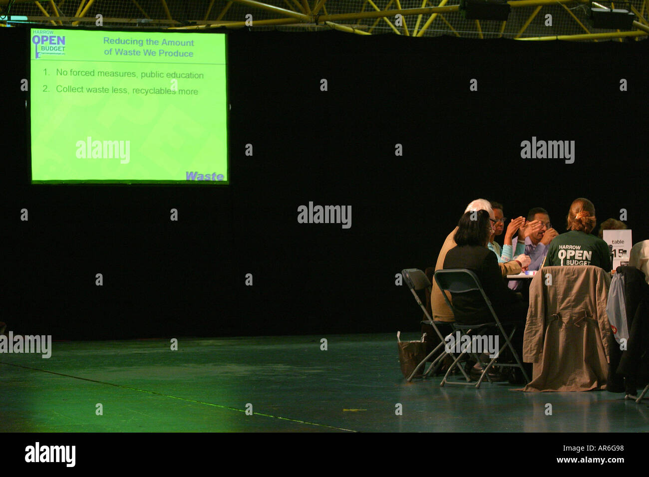 I residenti locali per ascoltare una discussione su questioni locali all aperto giorno di bilancio dove 300 residenti discutere le politiche locali London REGNO UNITO Foto Stock