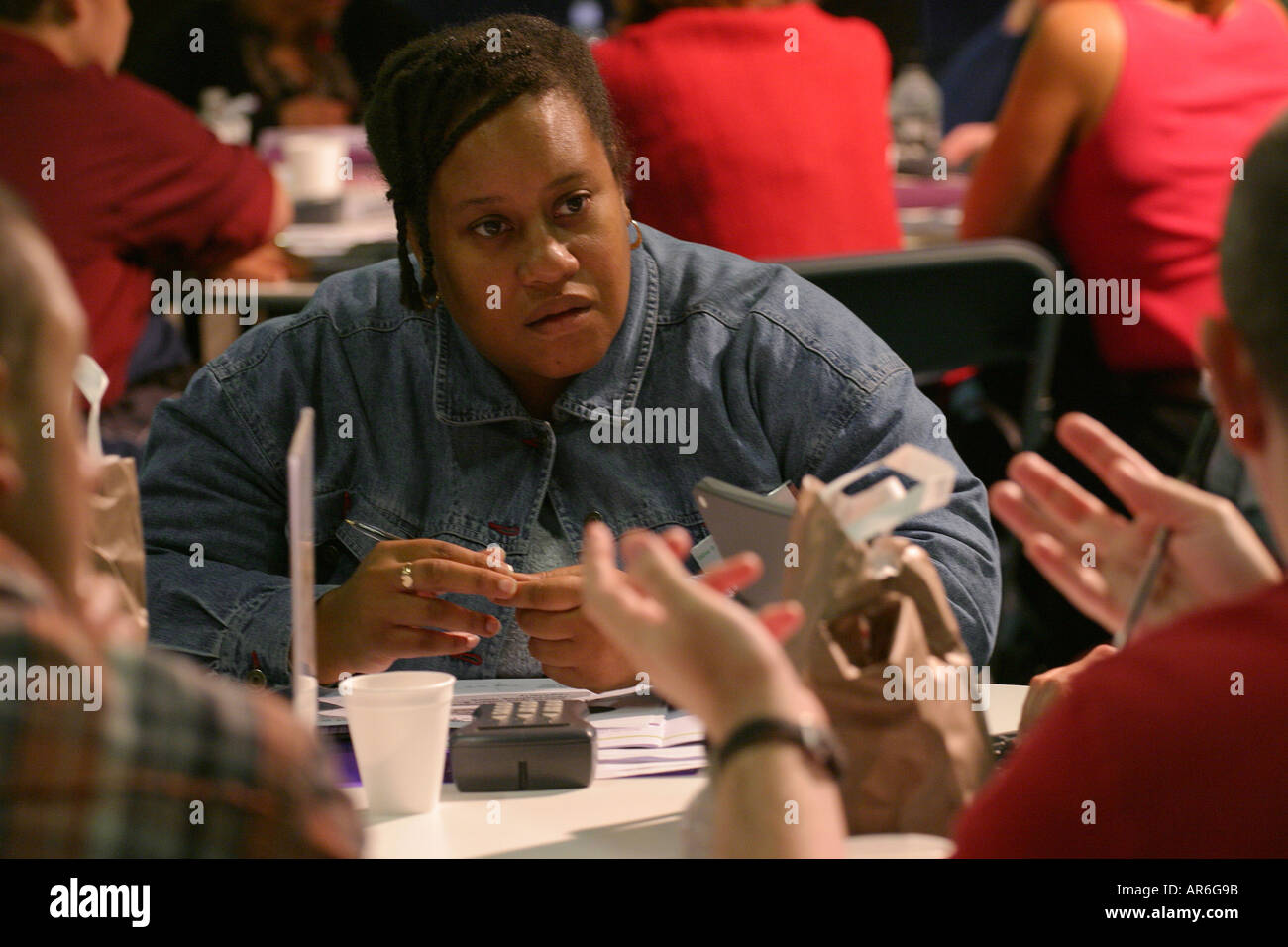 Residente locale ascolta una discussione su questioni locali all aperto giorno di bilancio dove 300 residenti discutere le politiche locali London REGNO UNITO Foto Stock