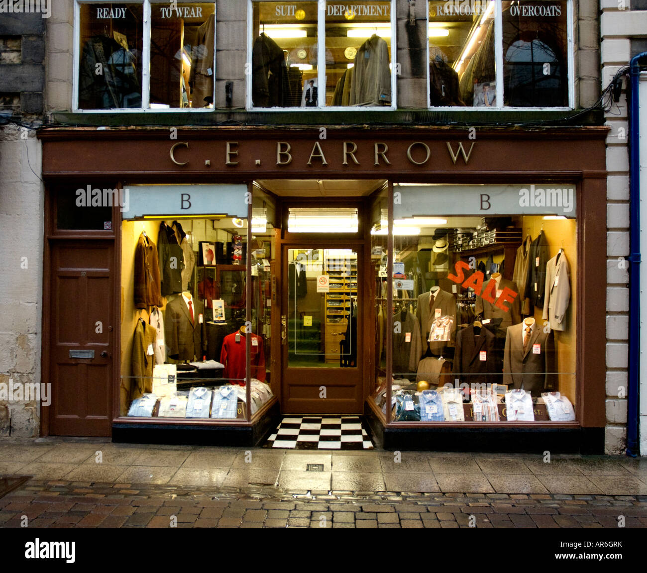 Mans tradizionale negozio di abbigliamento, Lancaster di notte Foto Stock