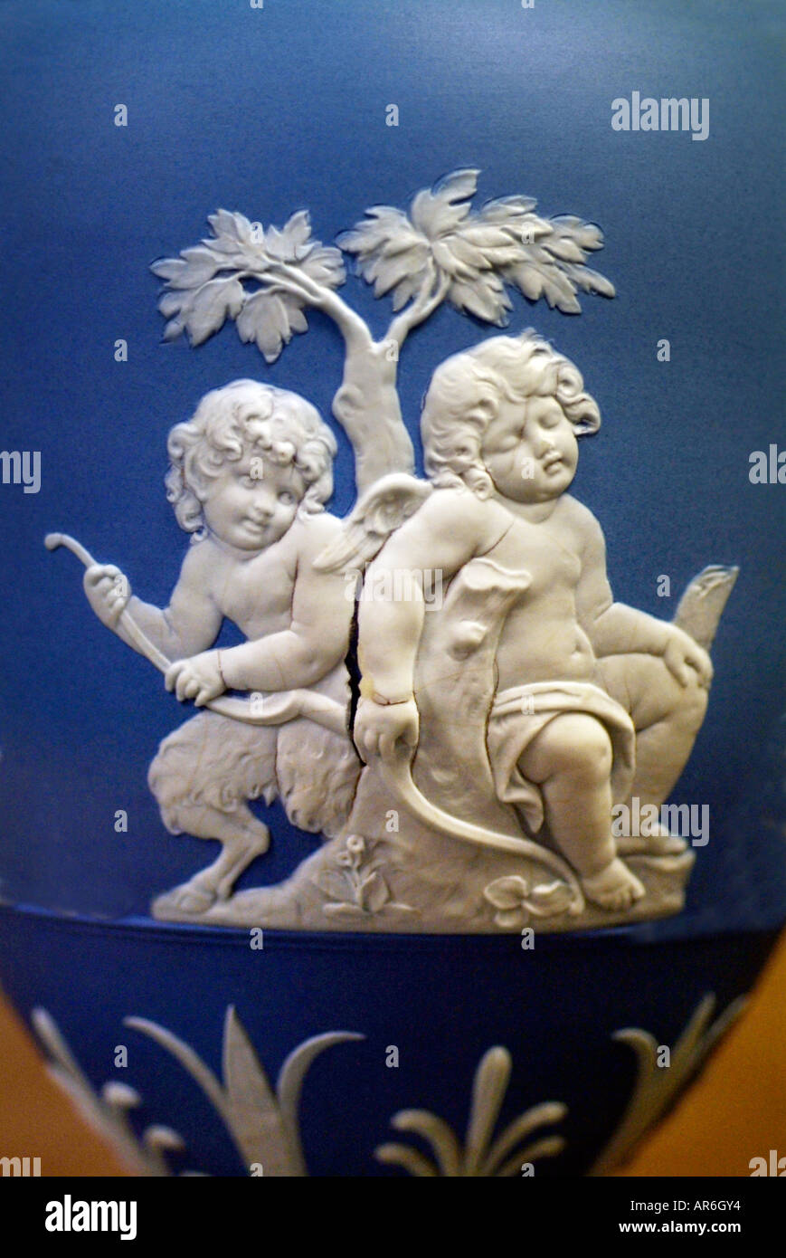 Wedgewood placca blu bianco antica ceramica sollievo favola scena cherubino cherubin babe baby bambino Foto Stock