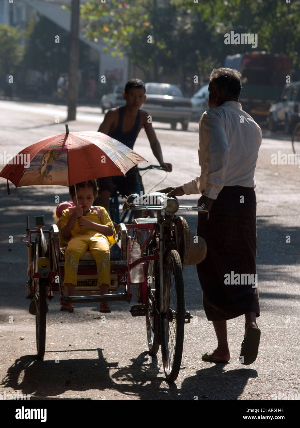 Ragazza di equitazione in un riscio' per le strade di Rangoon in Birmania Foto Stock