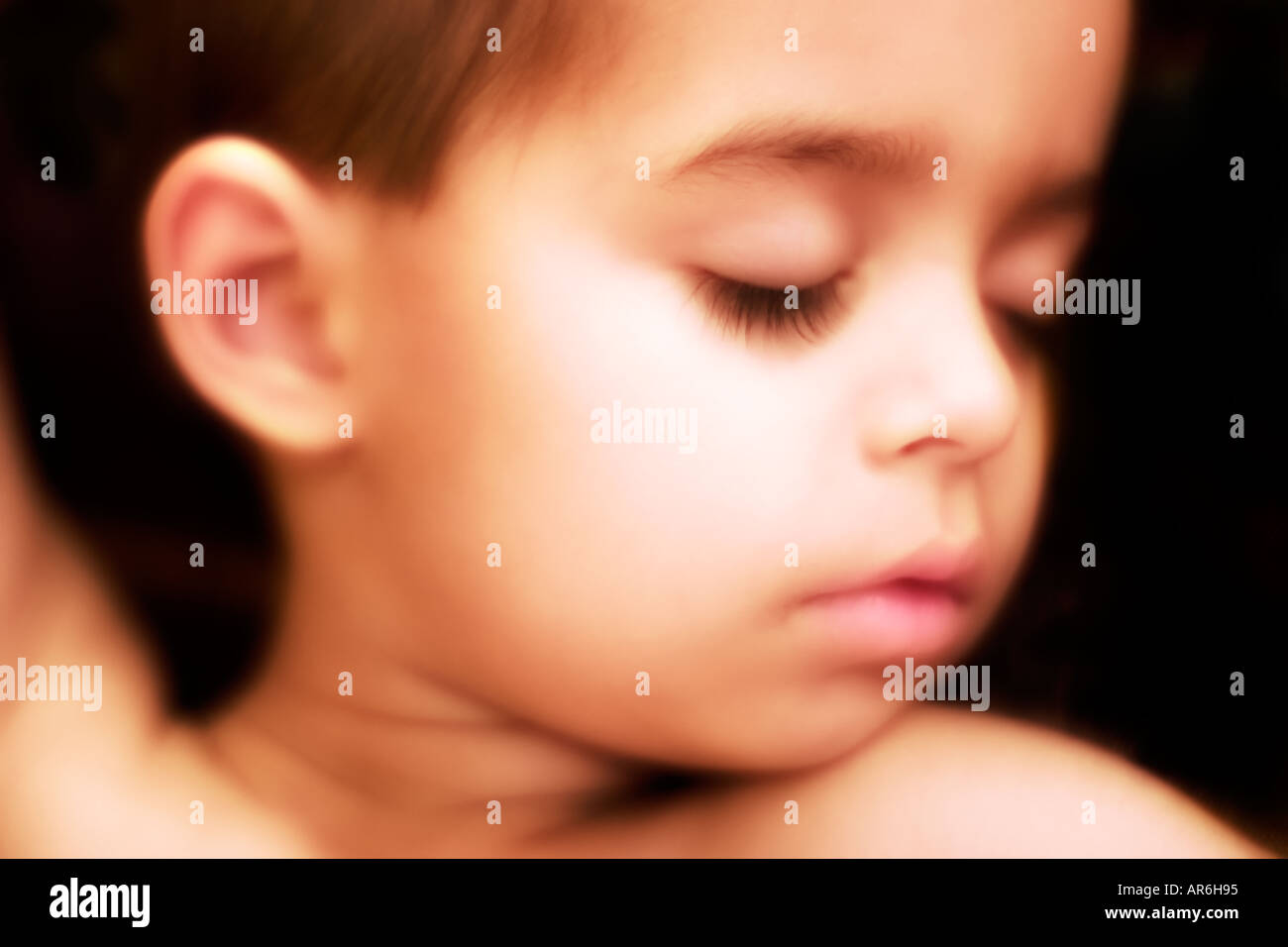 Colore della testa e spalle ritratto di piccolo ragazzo giovane di età compresa tra i tre dormire serenamente Foto Stock