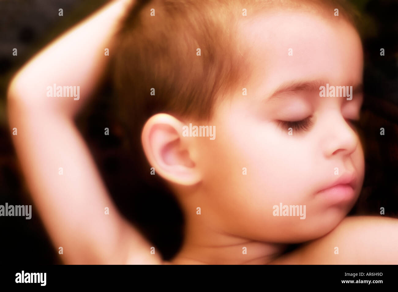 Colore della testa e spalle ritratto di piccolo ragazzo giovane di età compresa tra i tre dormire serenamente Foto Stock