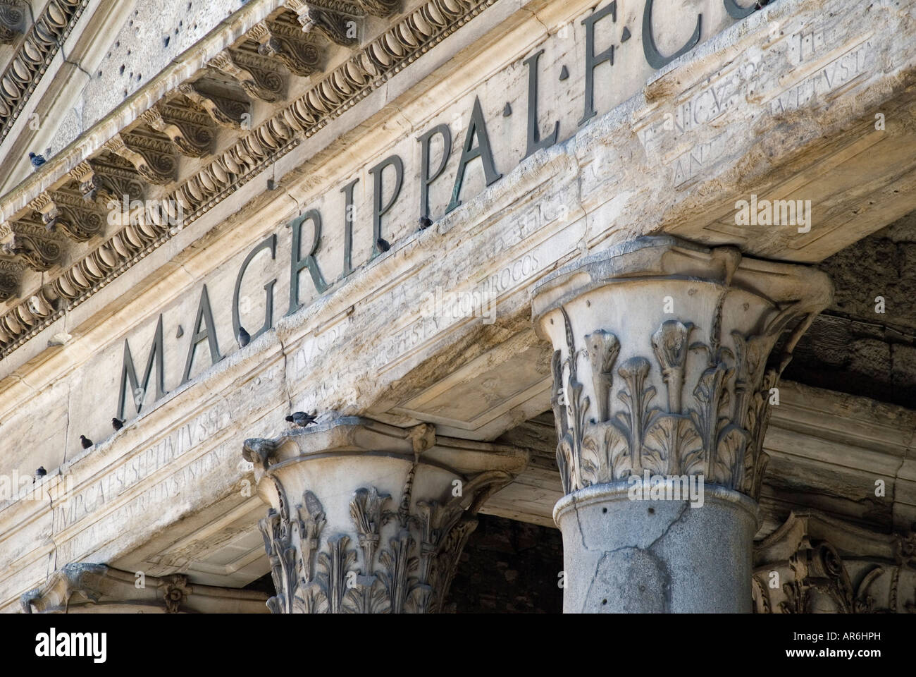 Roma, facciata particolare del Pantheon romano Foto Stock