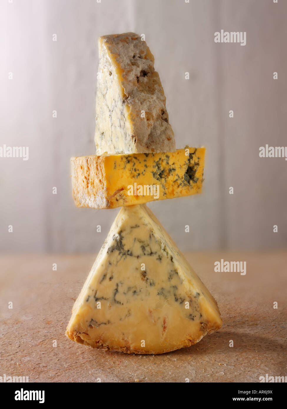 Inglese formaggio blu - bianco e cremoso Stilton e Blacksticks blu Foto Stock