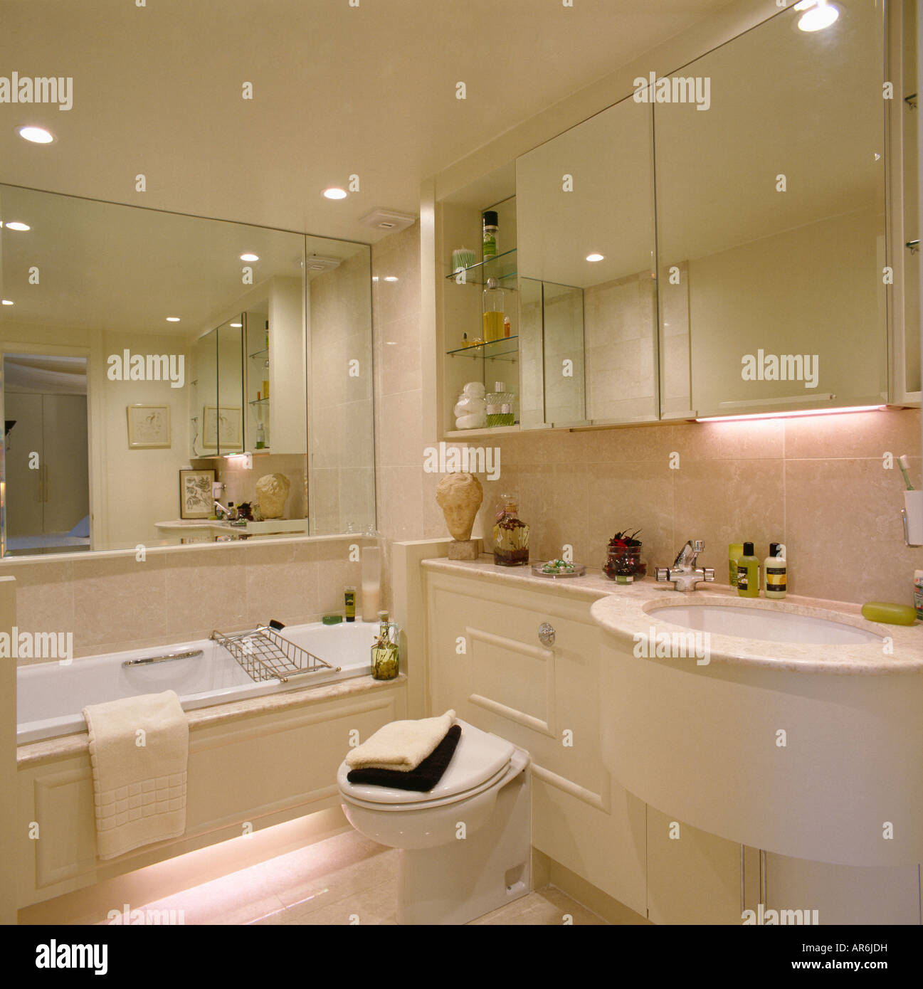 Mobile a specchio sopra costruita nel lavabo e wc in bagno moderno