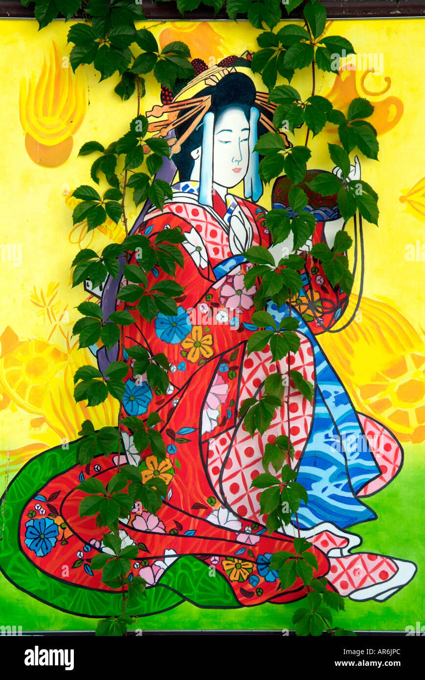 Geisha giappone giapponese pittura murale kimono pianta che cresce su rivelano rivelando indietro area di sfondo equilibrio di sfondo Foto Stock
