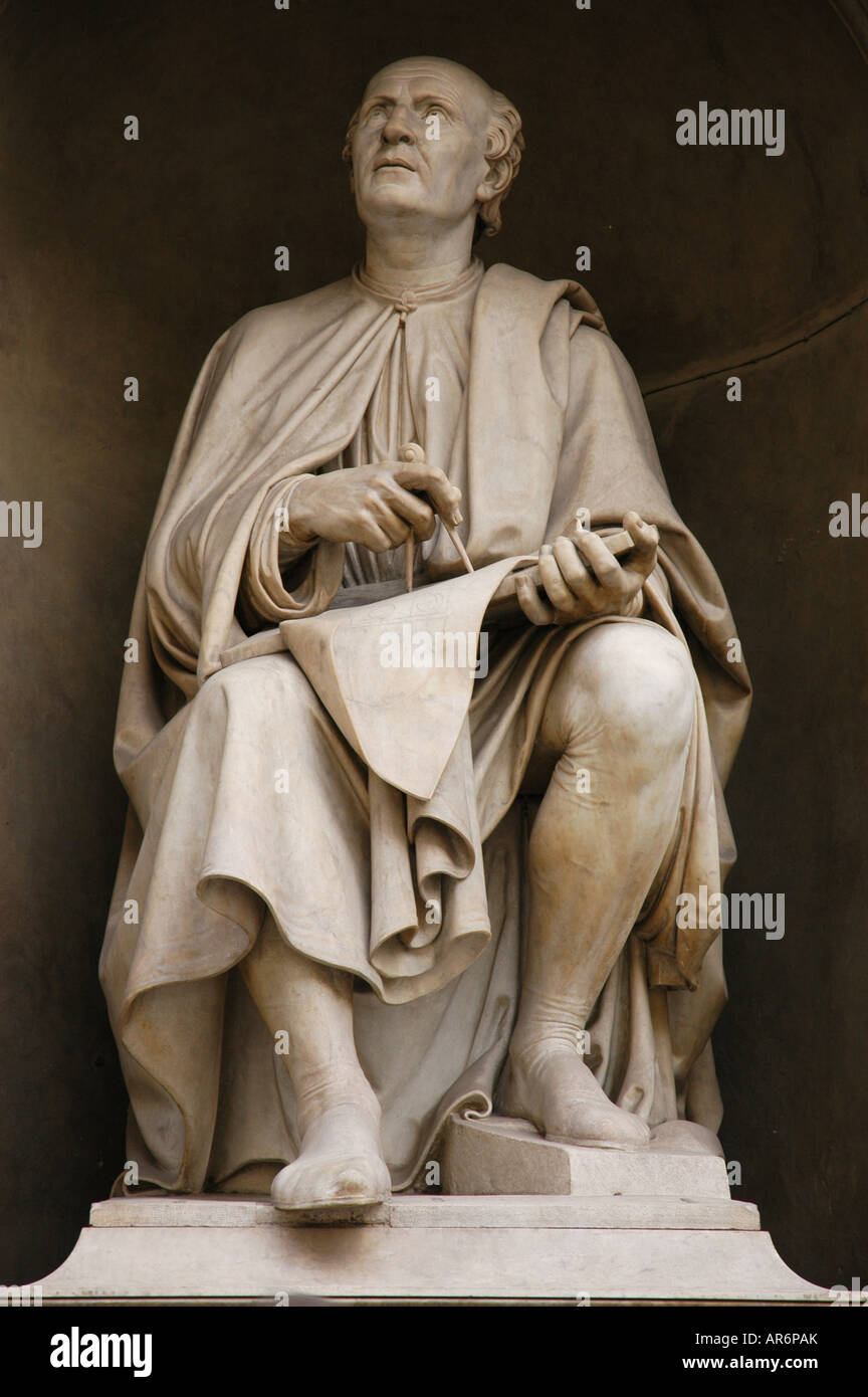 Statua di Filippo Brunelleschi progettò la cupola del Duomo di Santa Maria del Fiore in Piazza del Duomo Firenze Foto Stock