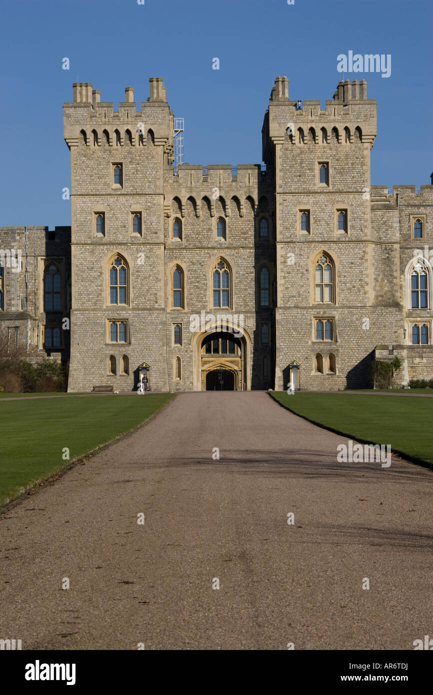 Il Castello di Windsor in Inghilterra una sentinella sul dovere nello stato In entrata alla Torre Foto Stock