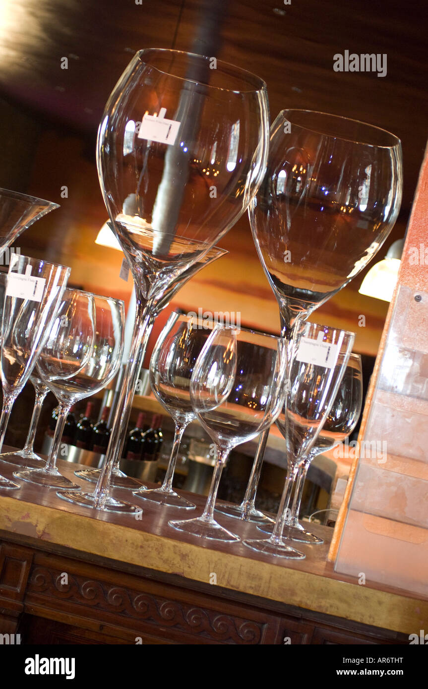 Giant wine glass immagini e fotografie stock ad alta risoluzione - Alamy