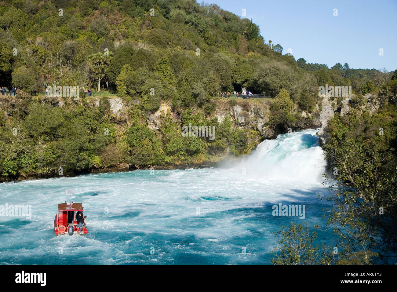 Imbarcazione turistica Huka Falls e Fiume Waikato vicino a Taupo Isola del nord della Nuova Zelanda Foto Stock