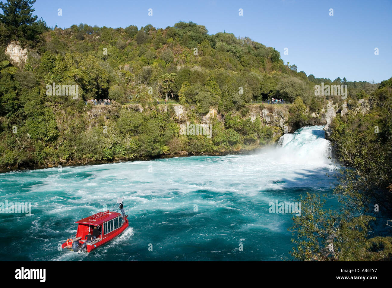 Imbarcazione turistica Huka Falls e Fiume Waikato vicino a Taupo Isola del nord della Nuova Zelanda Foto Stock
