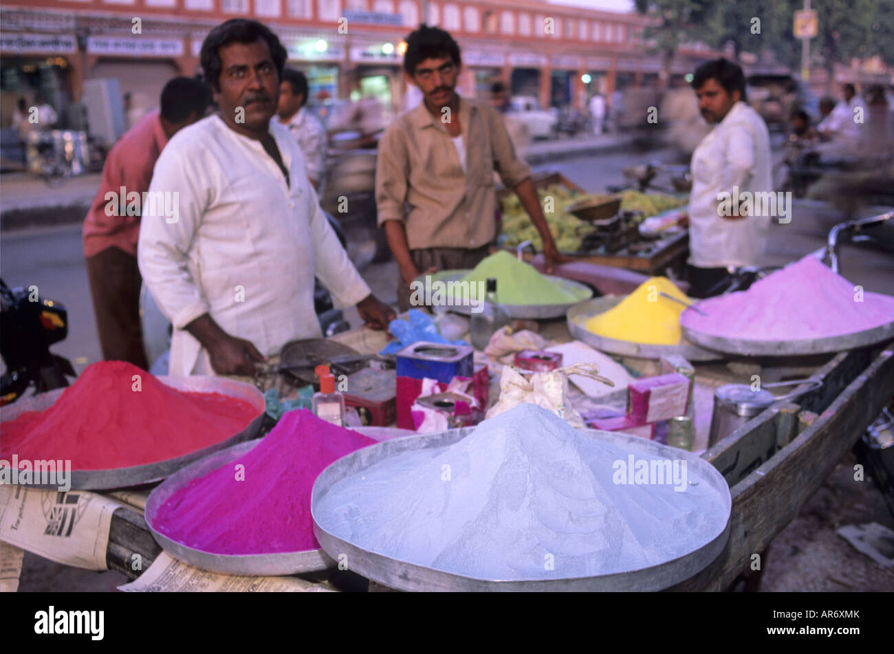 Polvere colorata venduta su un mercato di strada per il festival di Holi, Jaipur City IN Foto Stock