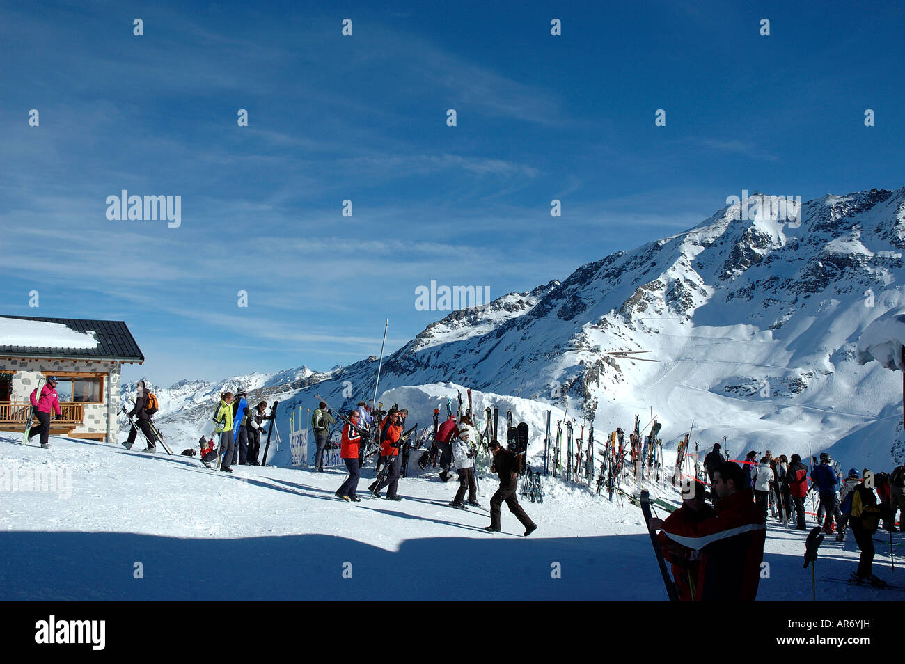 Transarc sollevare alto; colle della Chal ; Les Arcs; Peisey Vallandry ;Savoie ;73 Francia; gli sciatori e gli snowboarder; parcheggiato skies Foto Stock