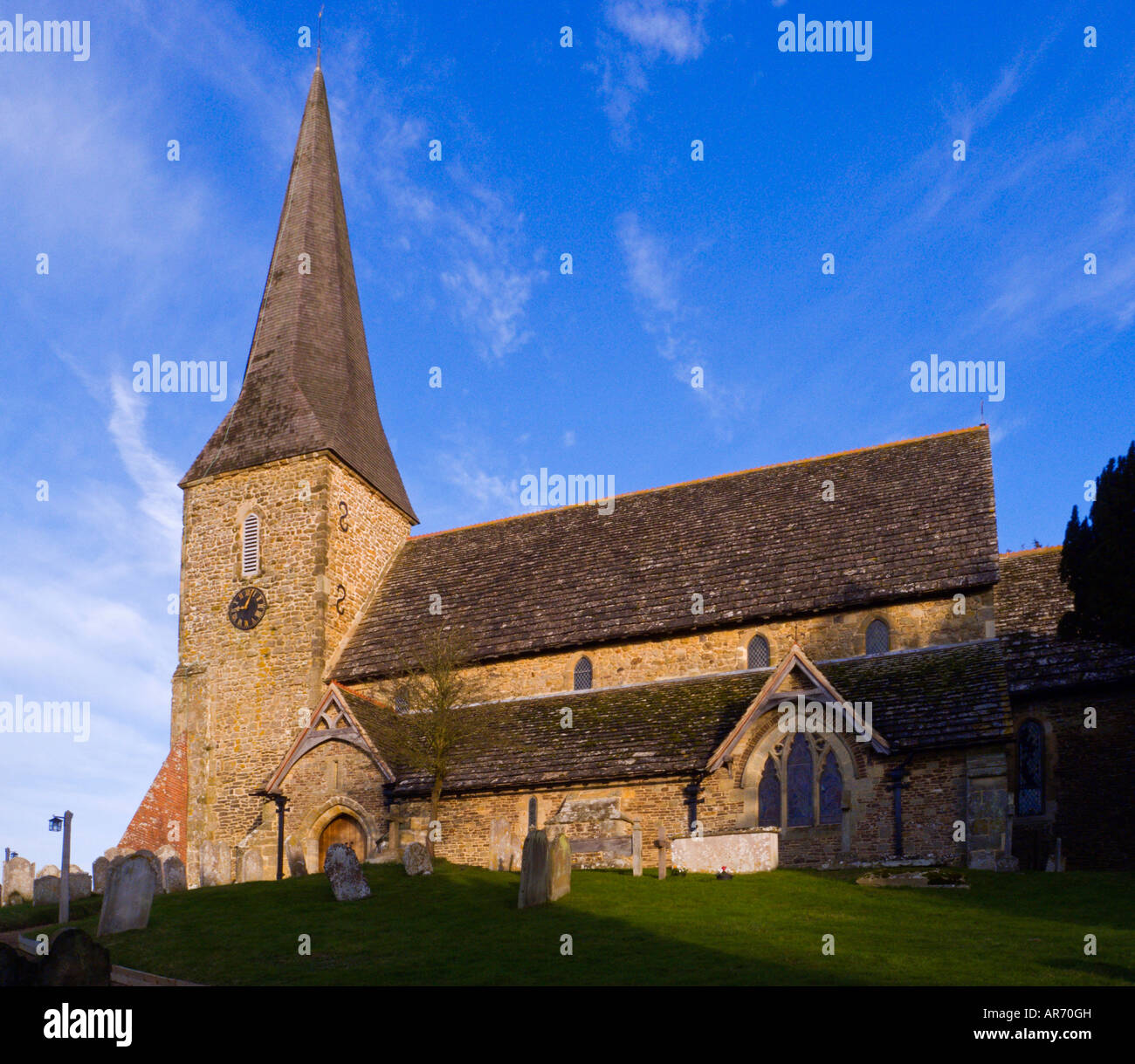 San Pietro ad Vincula chiesa parrocchiale di Wisborough Green West Sussex England Regno Unito con le lapidi in primo piano Foto Stock