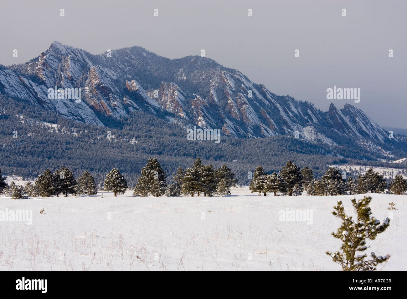 Bella Boulder Flatirons su un freddo nuvoloso e nebbioso pomeriggio di Colorado Foto Stock