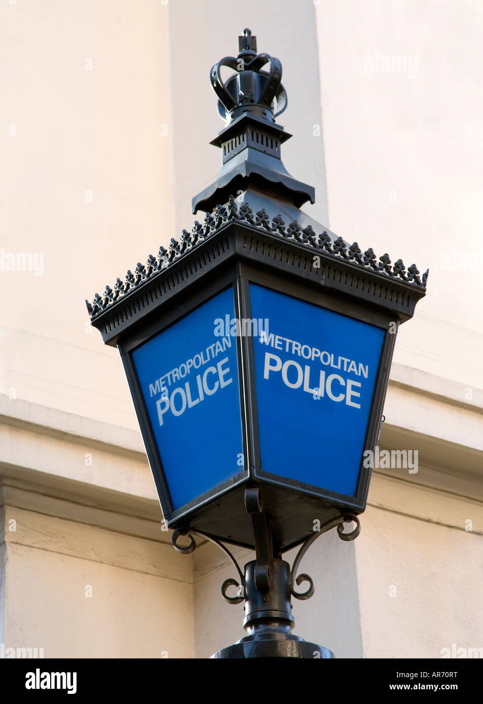 La spia blu indicante una stazione di polizia nel centro di Londra Foto Stock