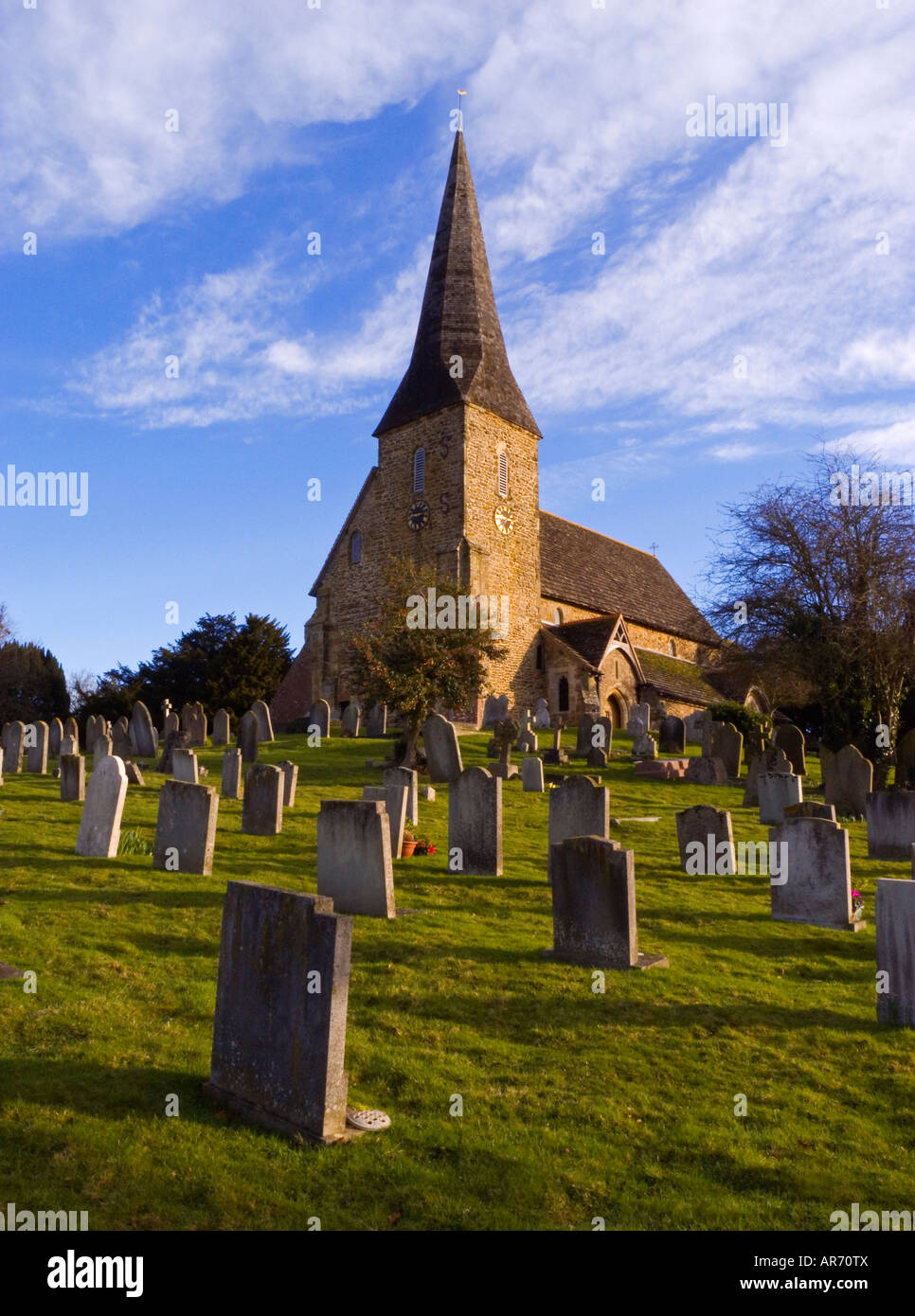 San Pietro ad Vincula chiesa parrocchiale di Wisborough Green West Sussex England Regno Unito con le lapidi in primo piano Foto Stock