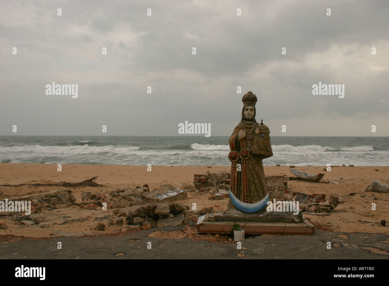 I religiosi la statua di un santo posto sulla spiaggia dopo lo tsunami ha colpito la penisola di Jaffna, Sri Lanka Foto Stock