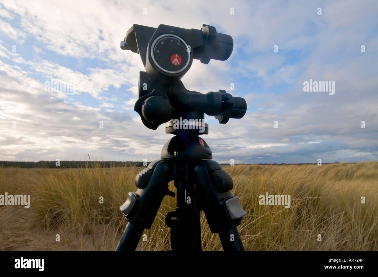Manfrotto Treppiede contro il cielo Foto Stock