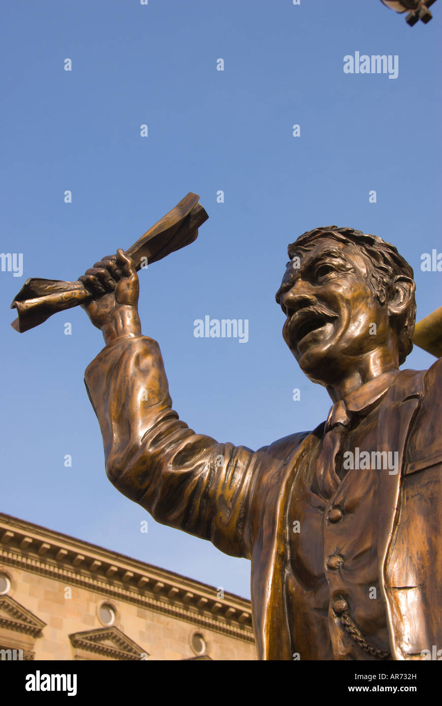 Statua di altoparlanti alla Custom House square. piazza della cattedrale, Belfast, Irlanda del Nord, importante punto di riferimento della città blu sullo sfondo del cielo Foto Stock