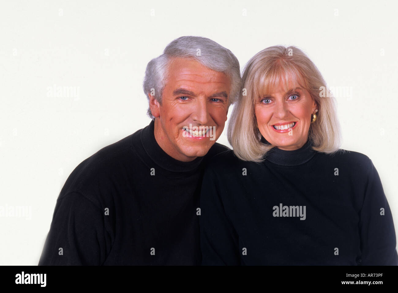 Ritratto di giovane pensionato in nero malioni con collo alto coppia attraente nel loro 50s Foto Stock