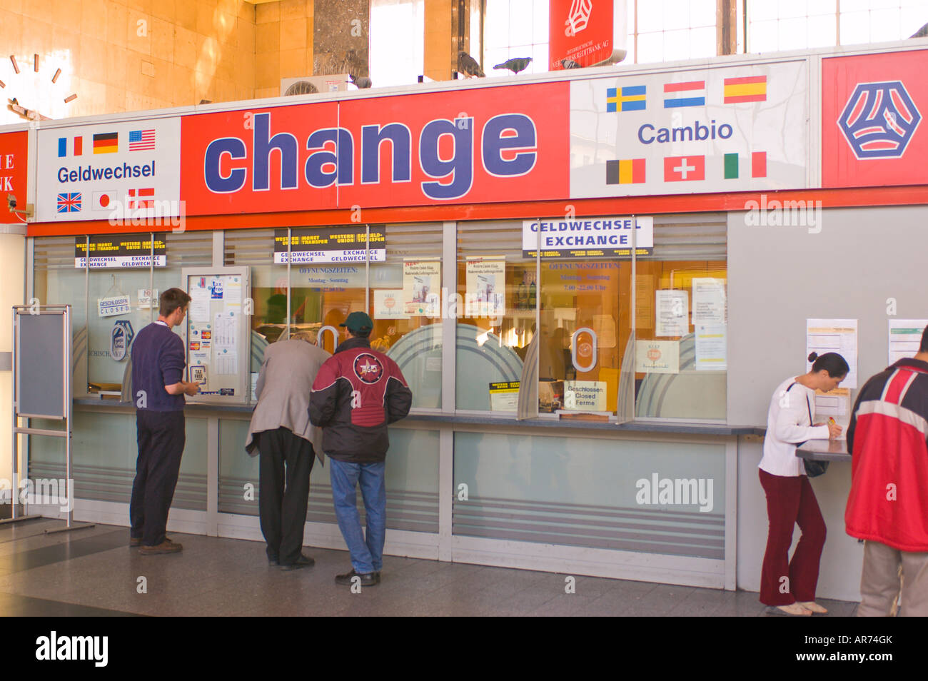 VIENNA Austria scambio di denaro Westbahnhof Railroad Station Foto Stock