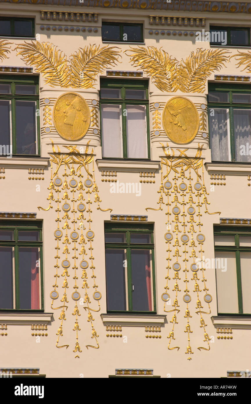 VIENNA Austria Appartamento facciata di edificio progettato da Otto Wagner nel 1899 dotato di motivi Jugendstil sulla Linke Wienzeile street Foto Stock