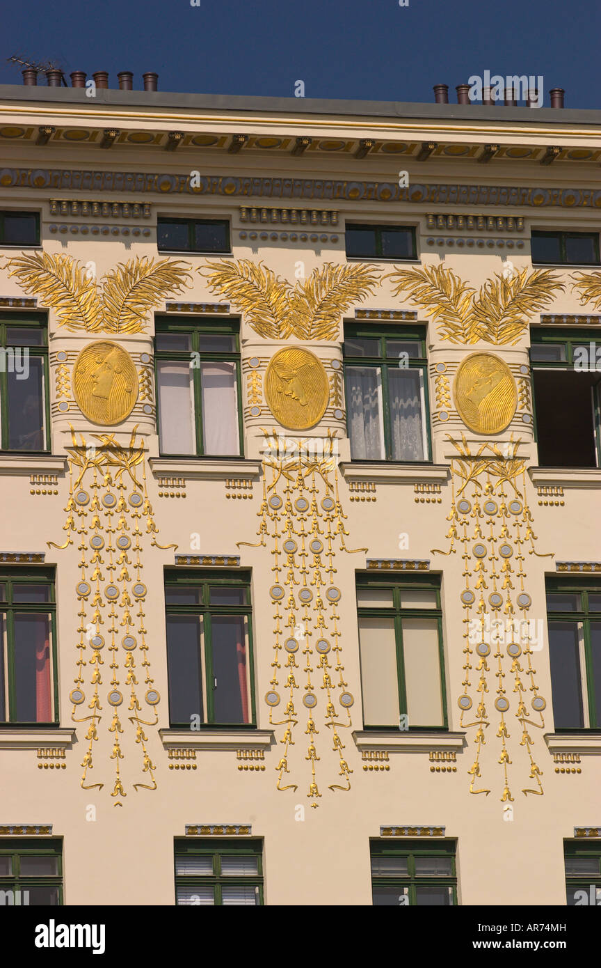 VIENNA Austria Appartamento facciata di edificio progettato da Otto Wagner nel 1899 dotato di motivi Jugendstil sulla Linke Wienzeile street Foto Stock