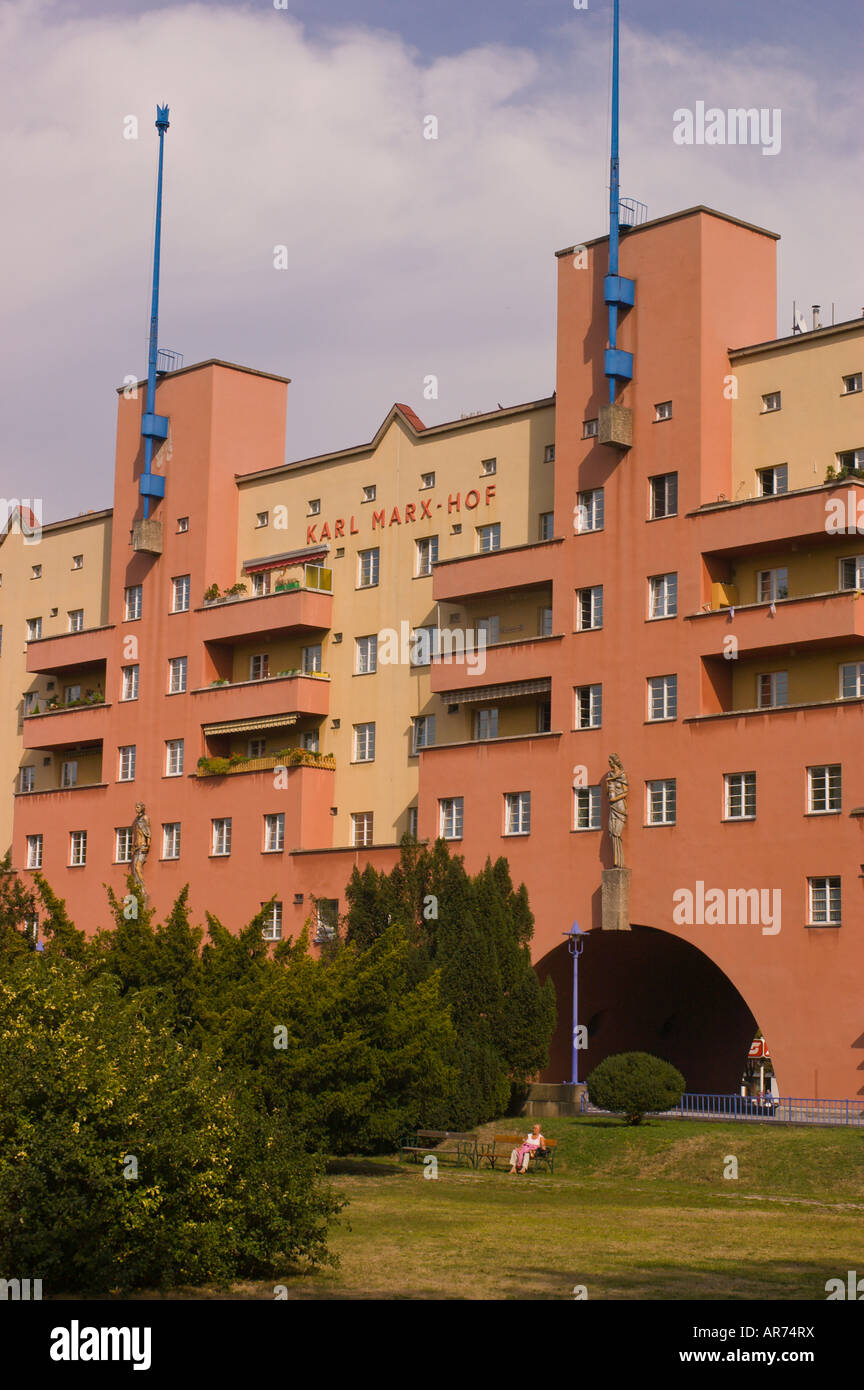 VIENNA Austria Karl Marx Hof edificio 1930 una sede comunale blocco contenente 1382 appartamenti progettato dall architetto Karl Ehn Foto Stock