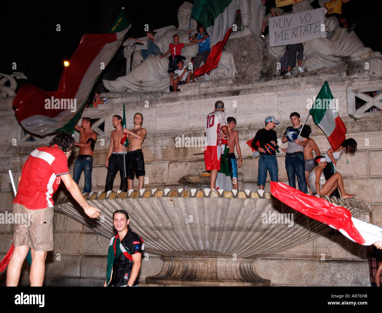 Il calcio italiano fan dancing a fontana sulla notte Italia vincitori di Coppe del Mondo Foto Stock