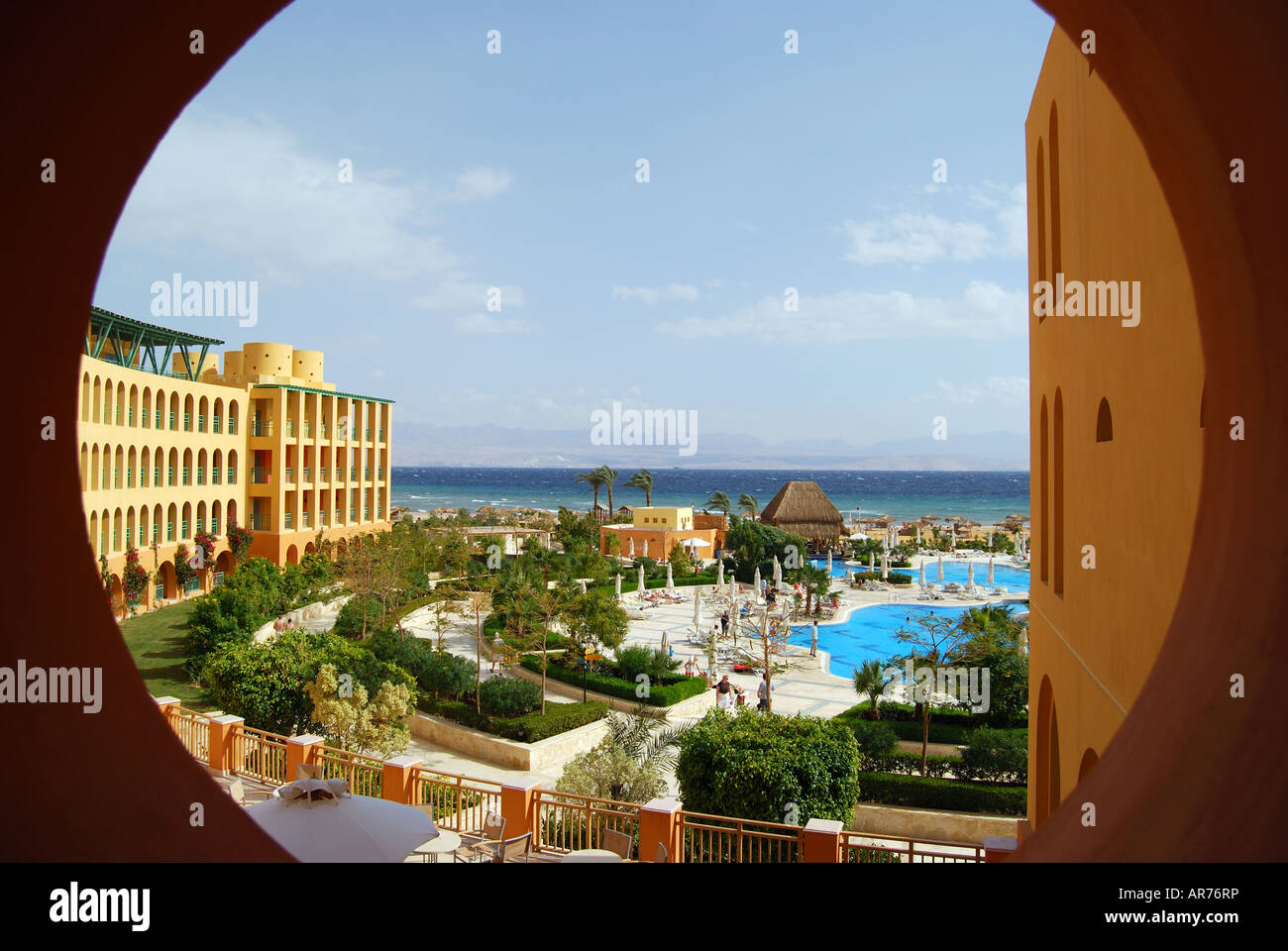 Terrazza solarium e piscina, InterContinental Taba Heights, Taba Heights, Penisola del Sinai, Repubblica di Egitto Foto Stock
