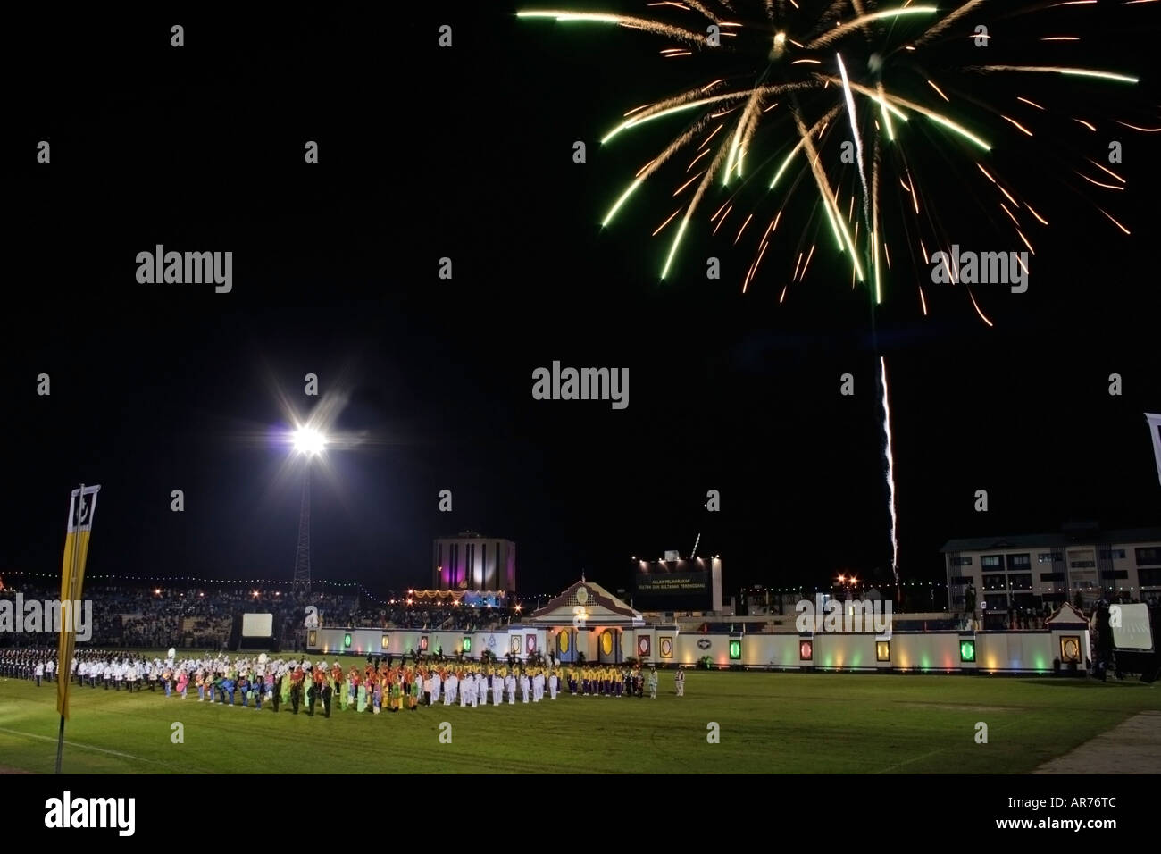 Fuochi d'artificio durante la celebrazione del compleanno del Re a Kuala Terengganu, Malaysia Foto Stock