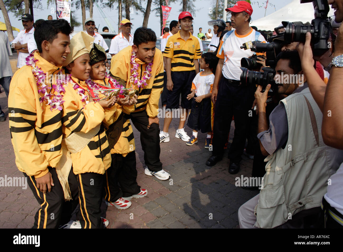 Giovani gold medalists ottenere attenzione della stampa in Malaysia. Foto Stock