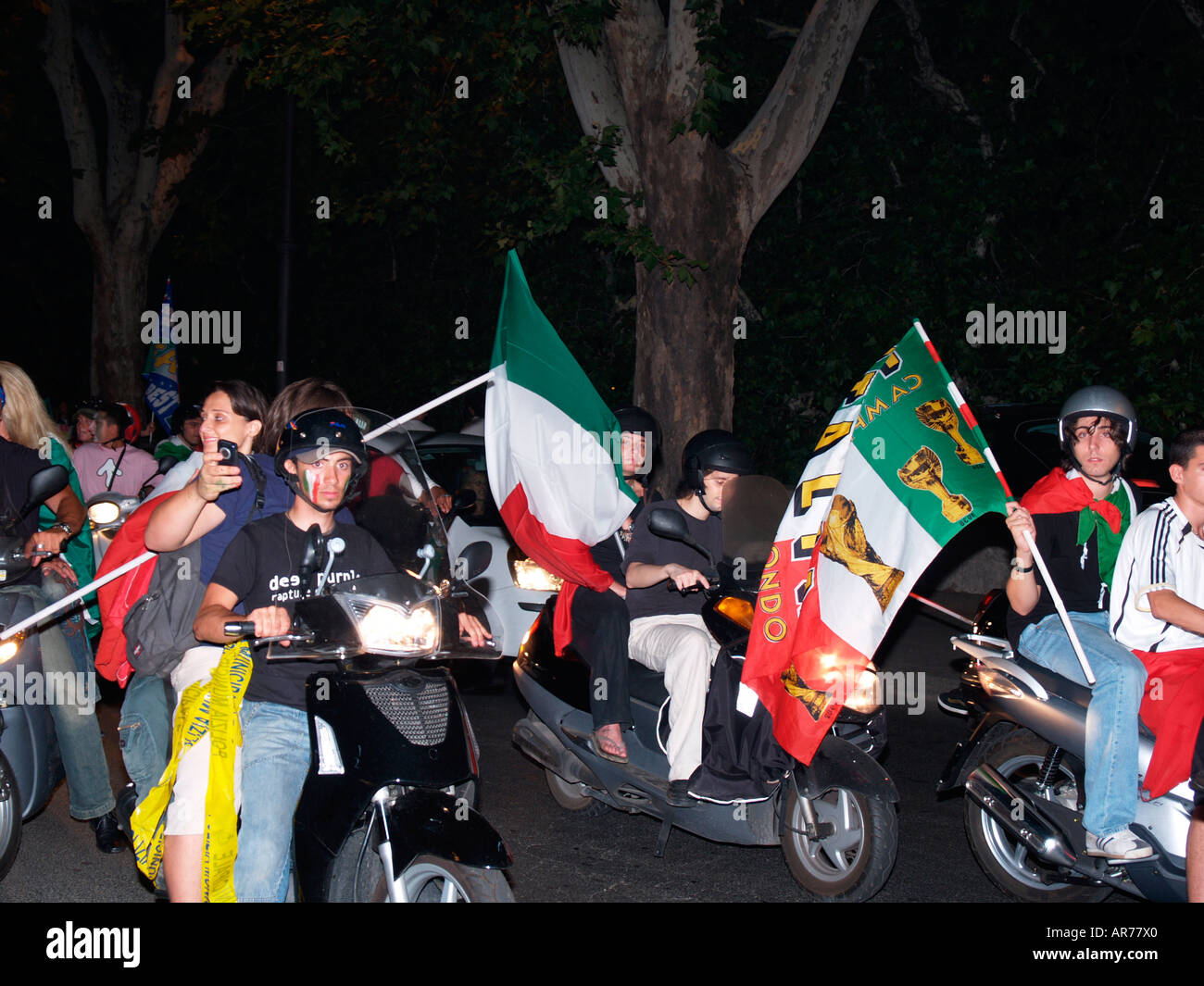 Il calcio italiano fan su scooter celebrano la notte Italia national football team vincitori di Coppe del Mondo Luglio 2006 Foto Stock