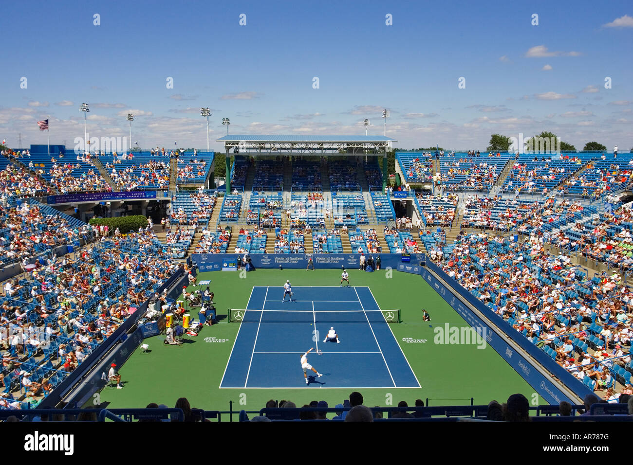 Centre Court è piena di fan del tennis come si guarda raddoppia la corrispondenza alla occidentali e meridionali finanziario Torneo ATP Cincinnati Foto Stock