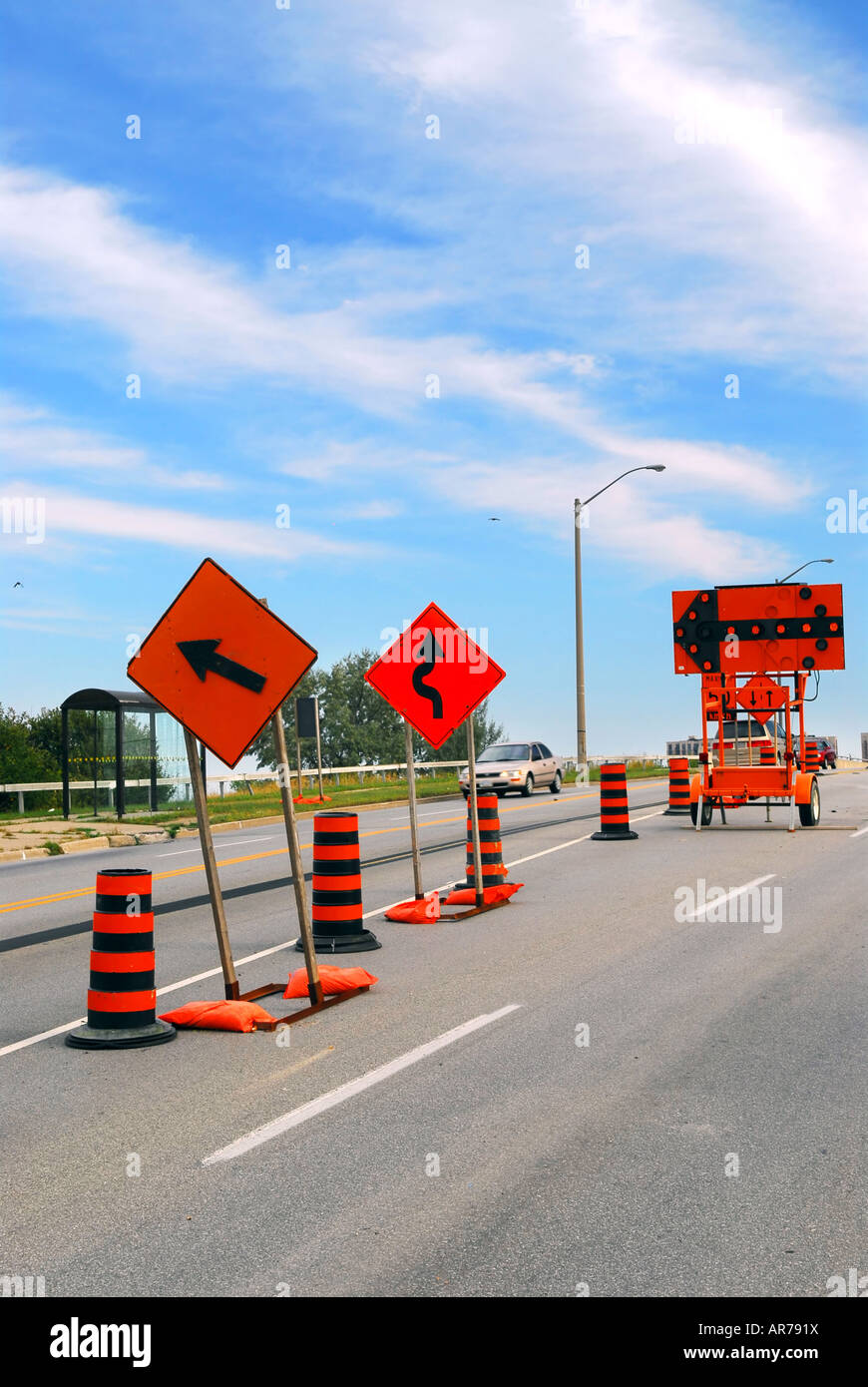 La costruzione di strade i segni e i coni su una strada di città Foto Stock