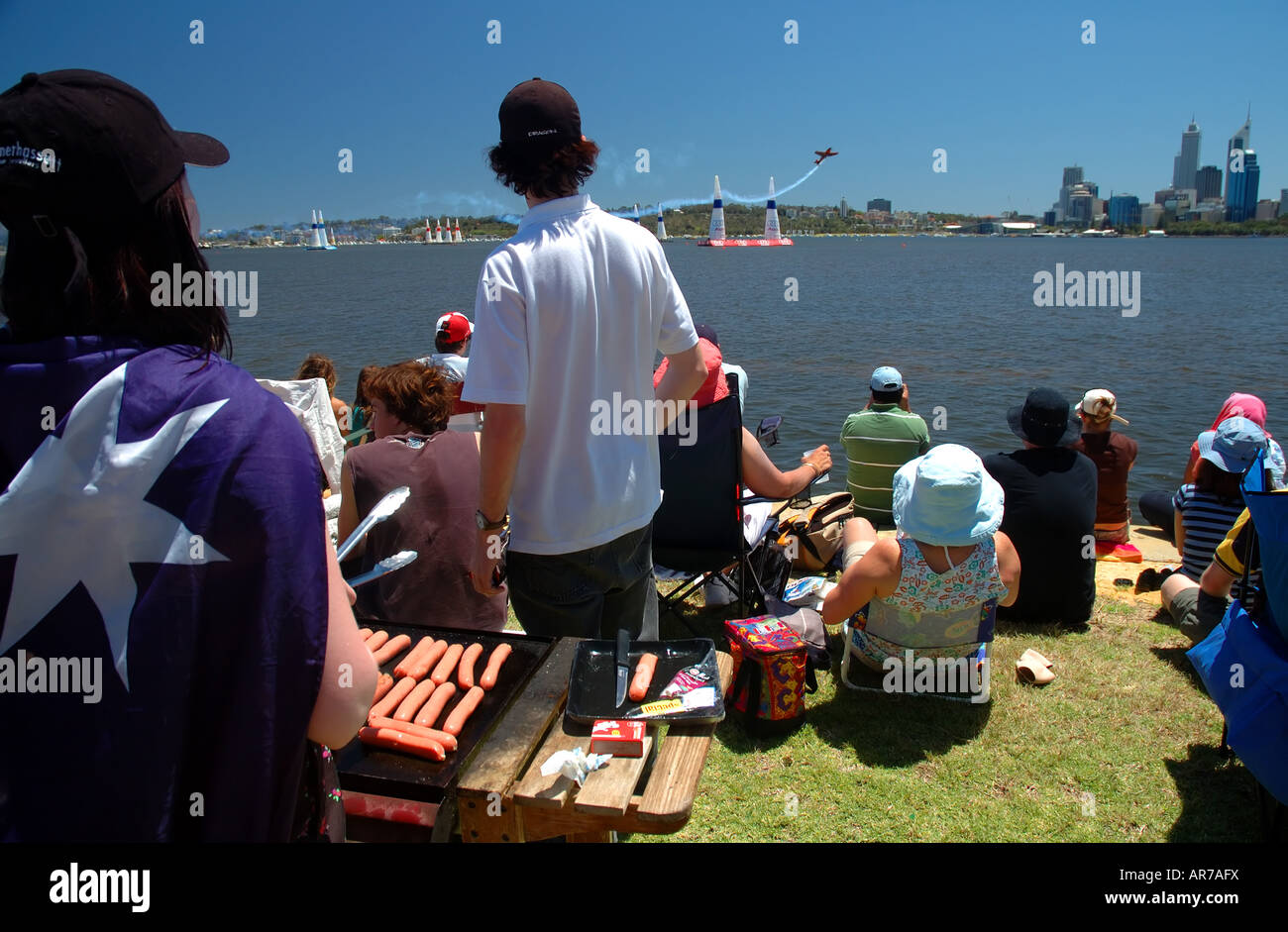 La folla la cottura di salsicce sul barbecue come si guarda il Red Bull Air Race sul fiume Swan Perth Western Australia Foto Stock