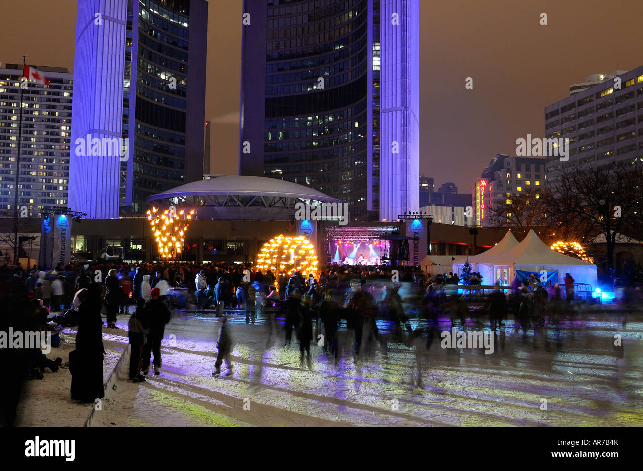 I pattinatori sulla pista di pattinaggio su ghiaccio a Toronto city hall durante wintercity notti di fuoco e weakerthans musicisti rock spettacolo fase Foto Stock