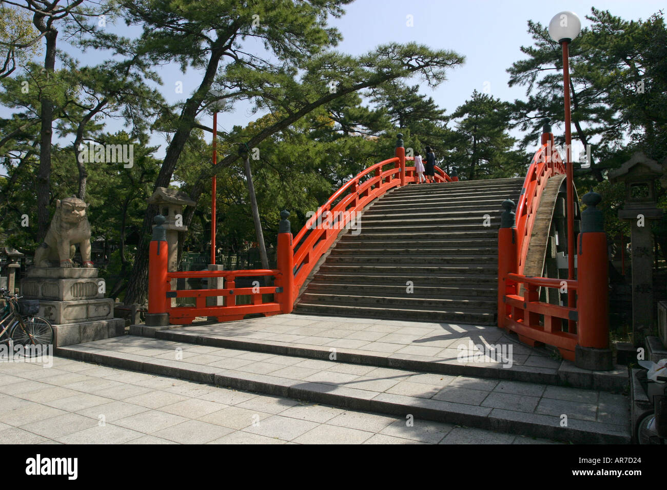 Famoso ripida in legno di colore arancione ponte giapponese a Sumiyoshi Taisha Kansai di Osaka in Giappone Asia Foto Stock