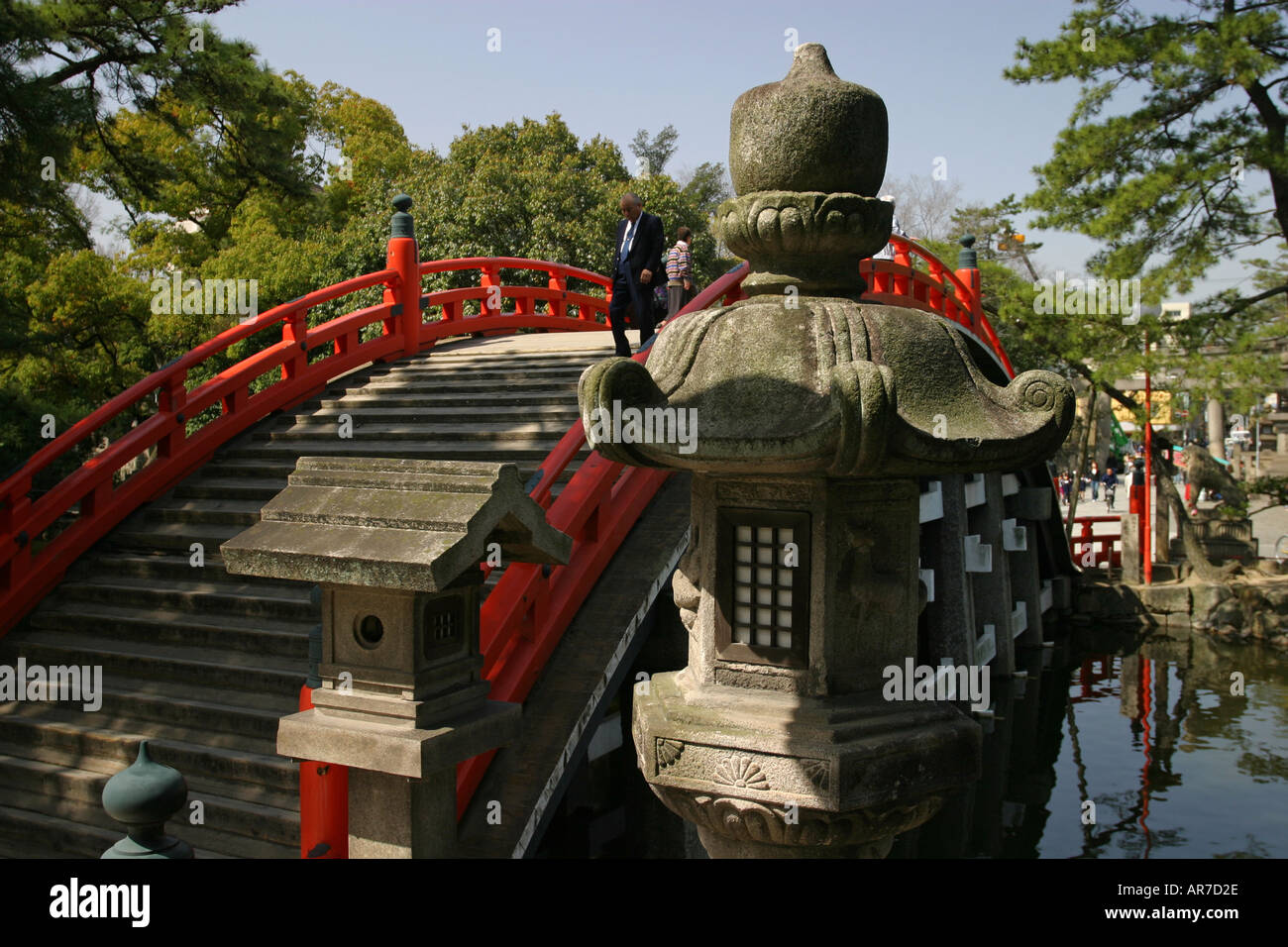 Classic ripida di legno ponte giapponese a Sumiyoshi Taisha Kansai di Osaka in Giappone Asia Foto Stock