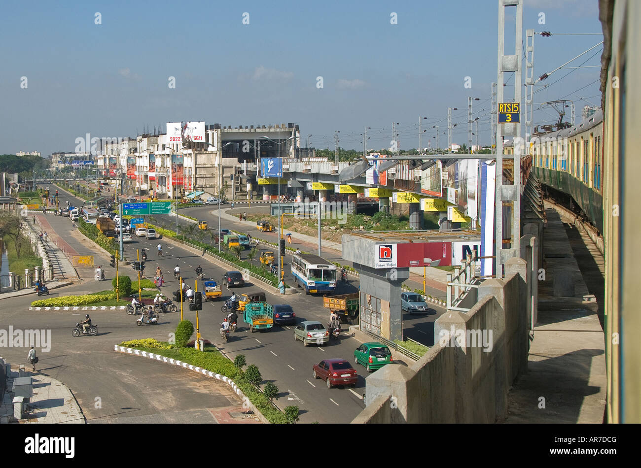 I T corridoio è servita da una nuova strada e overground rete ferroviaria a Chennai Tamil Nadu India Foto Stock