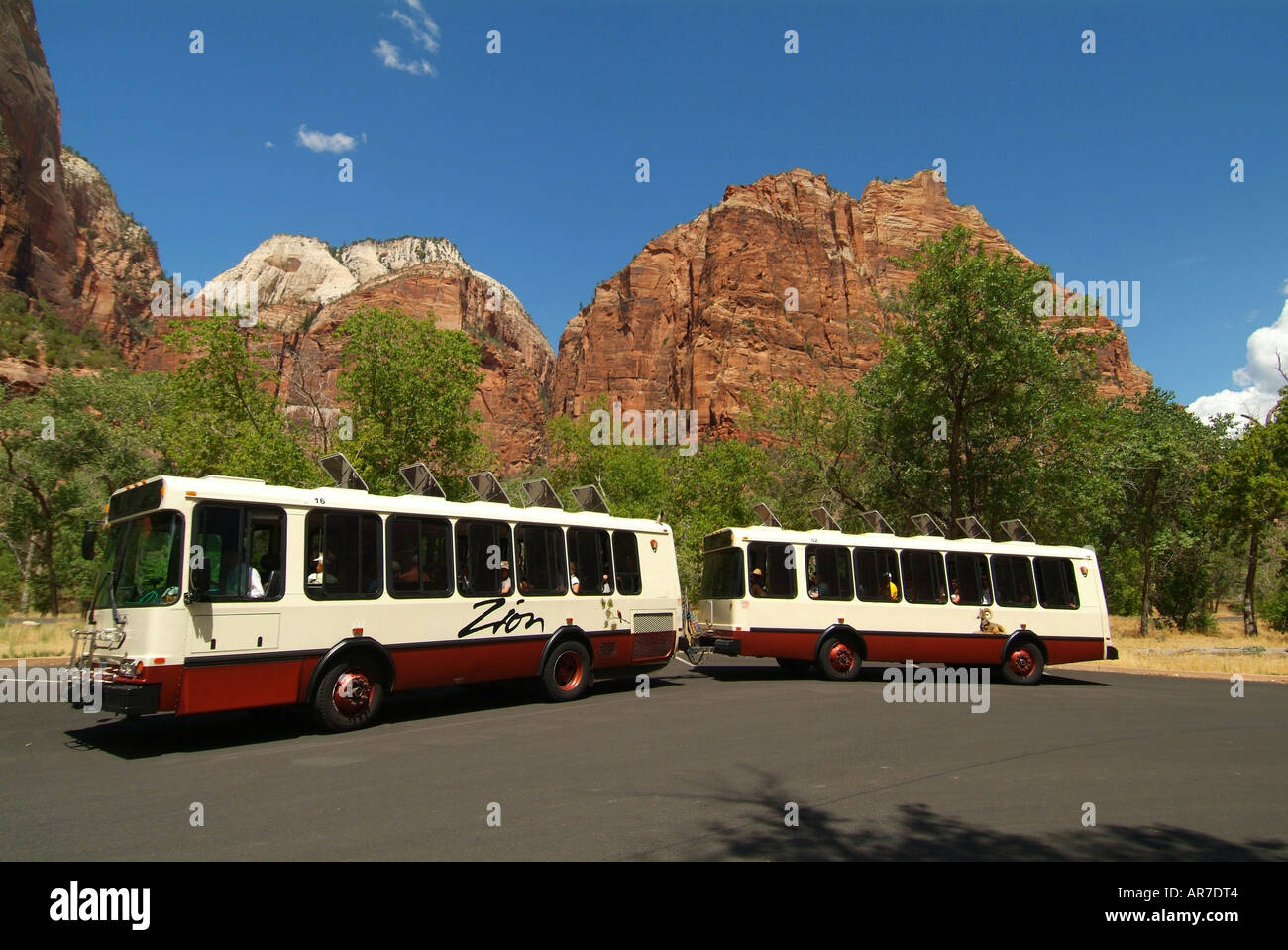 Tandem autobus partono dal lodge parcheggio al Parco Nazionale di Zion Foto Stock