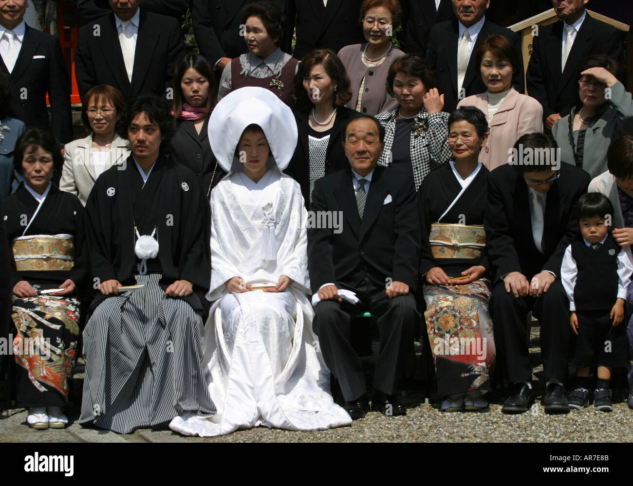 Sposa e lo Sposo posa per foto a un tradizionale matrimonio scintoista di Nara Giappone Asia Foto Stock