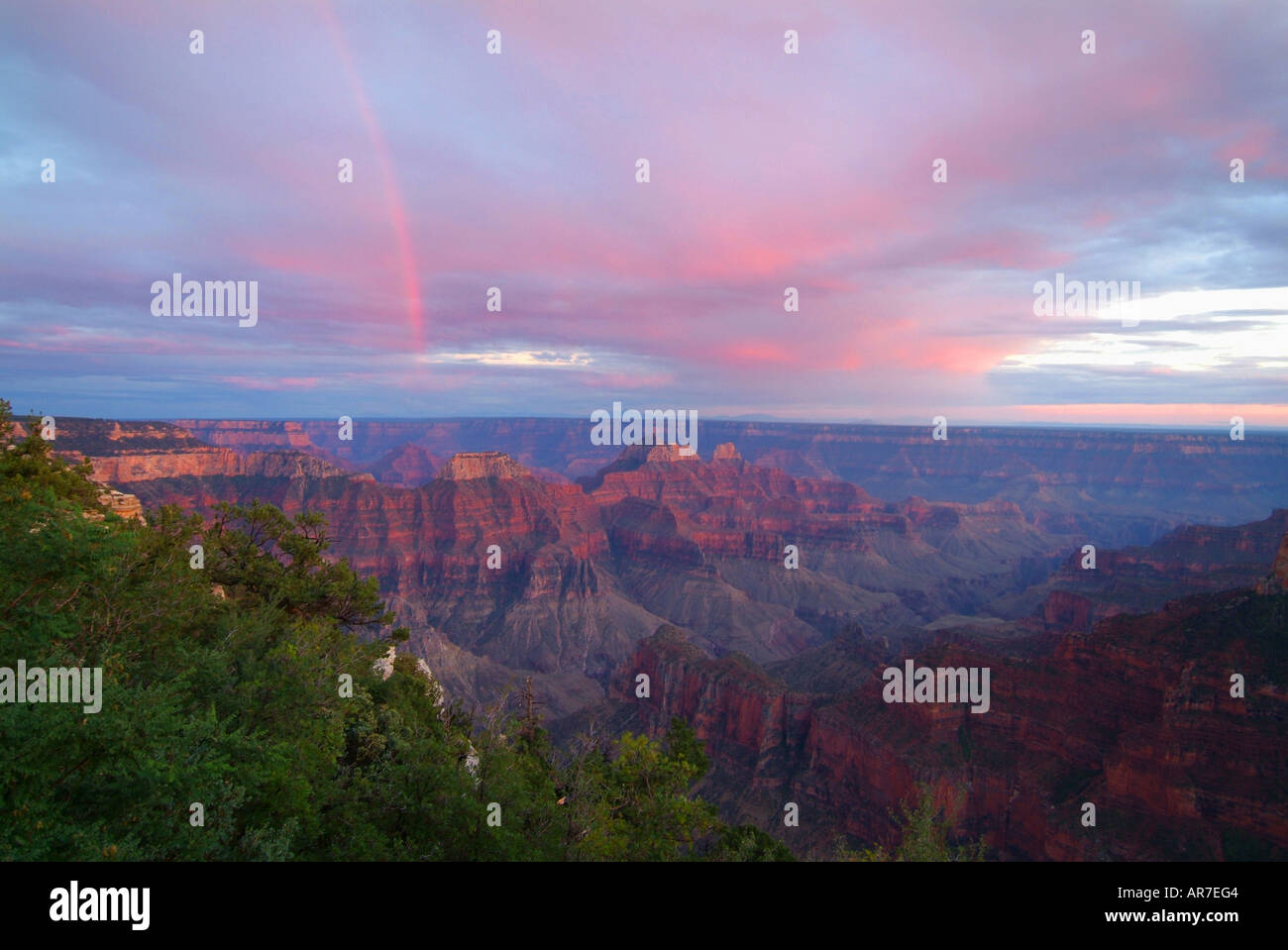 Un arcobaleno appare sopra il Grand Canyon al tramonto Foto Stock