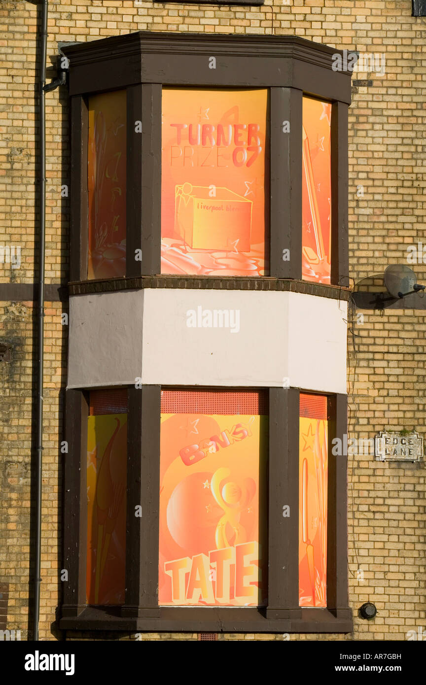 Imbarcati su una casa su Edge Lane Liverpool utilizzando artwork per renderlo migliore per il 2008 Città europea della cultura per l'anno Foto Stock