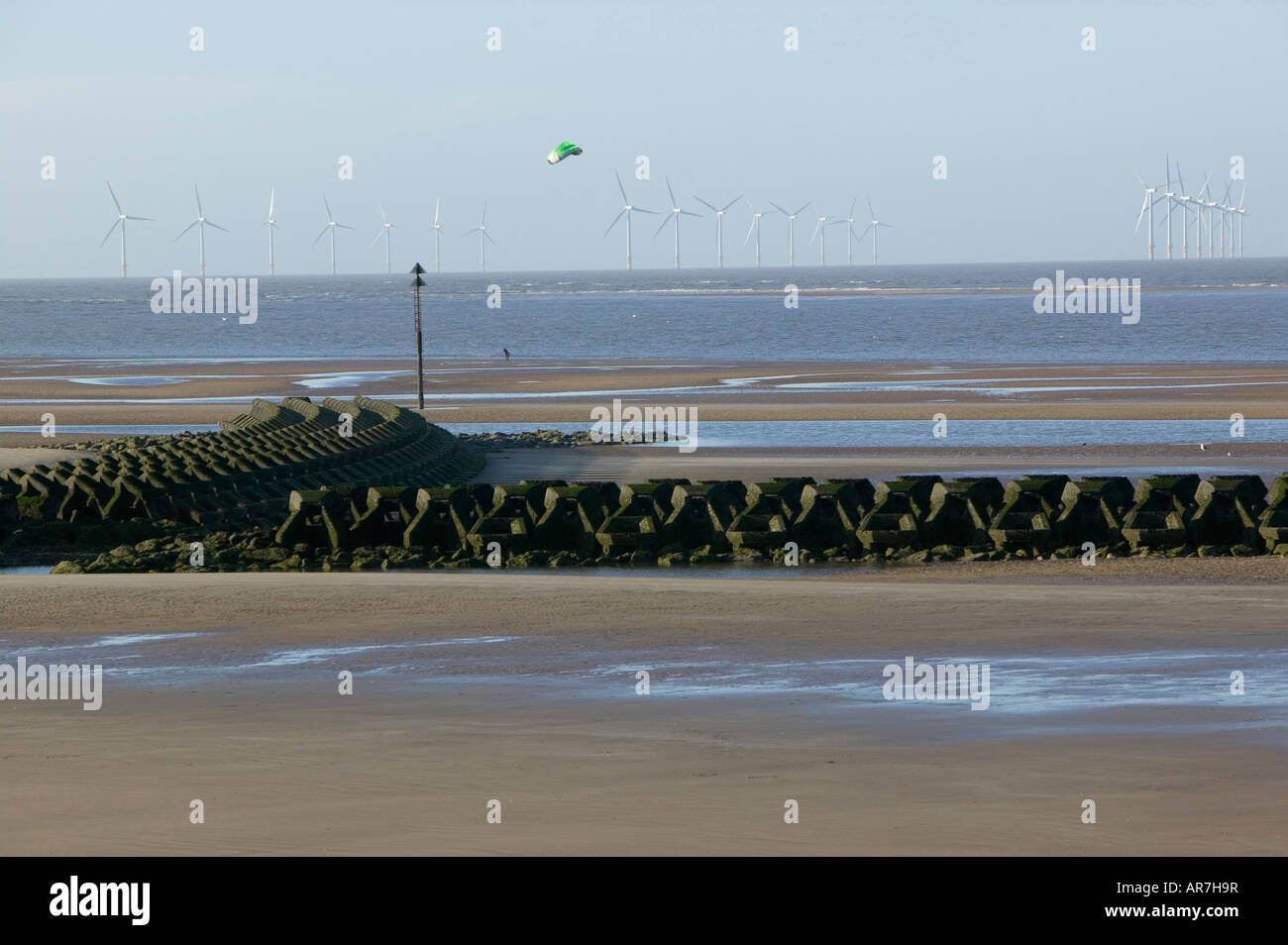Un off shore per centrali eoliche off New Brighton nell'estuario del Mersey Liverpool England Foto Stock